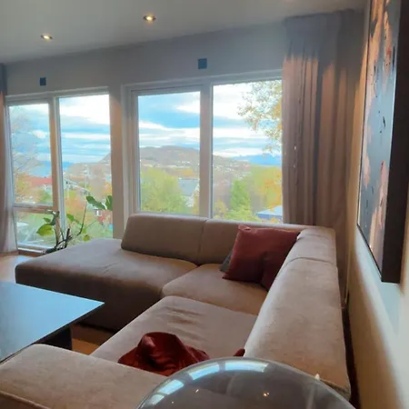 House With Parking And View Nyaraló *